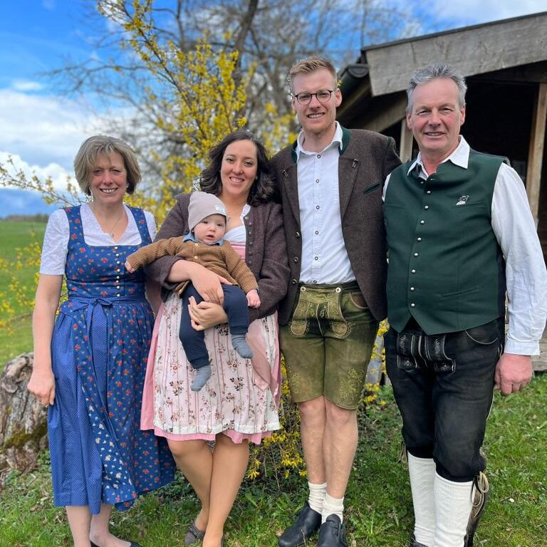 2.Familienbild2023.jpg